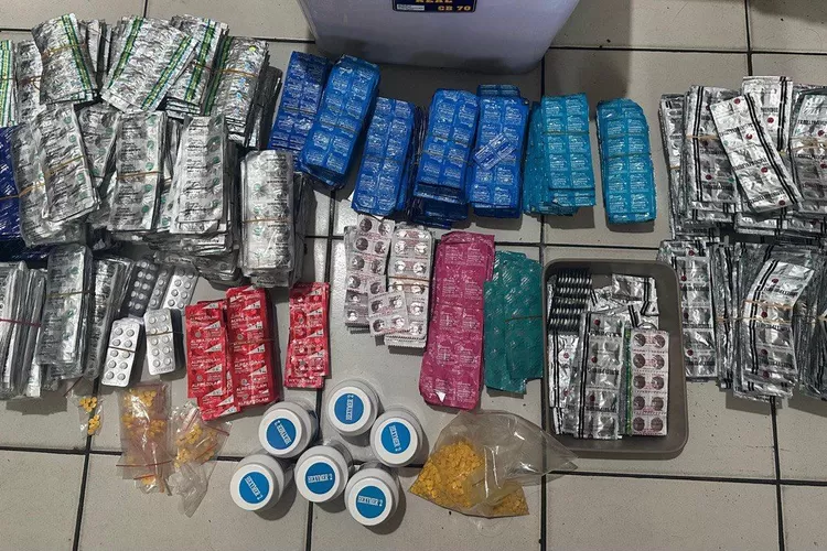 BERAGAM : Macam Obat Obatan Daftar G, yang diamankan Satuan Reserse Narkoba (Satresnarkoba) di Polres Metro Depok, Rabu (16/4).  (RISKY DWI LESTARI/RADAR DEPOK)