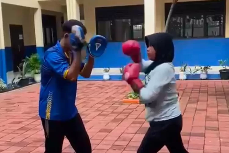 Suasana latihan siswa pada ekstrakulikuler tinju di SMPN 29 Depok. (ANDIKA EKA/RADAR DEPOK)