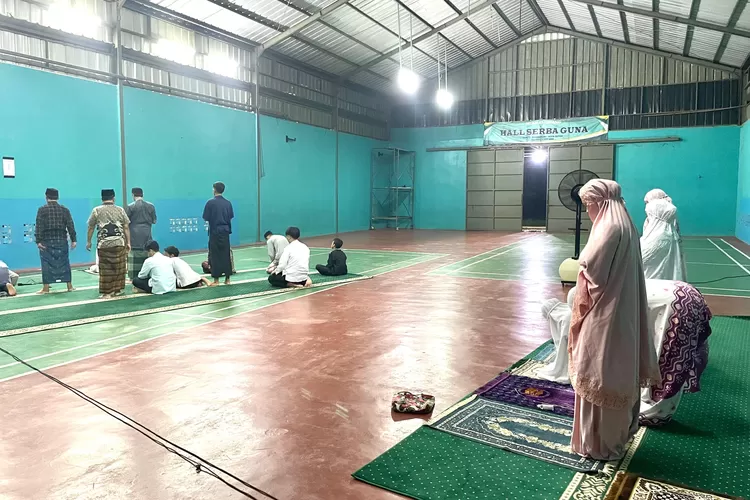 SUASANA : Salat berjamaah di Hall Serba Guna, Lapangan Tennis Herman Karno Kelurahan Curug, Kecamatan Bojongsari, Senin (14/4) Malam.  (RISKY DWI LESTARI/RADAR DEPOK)