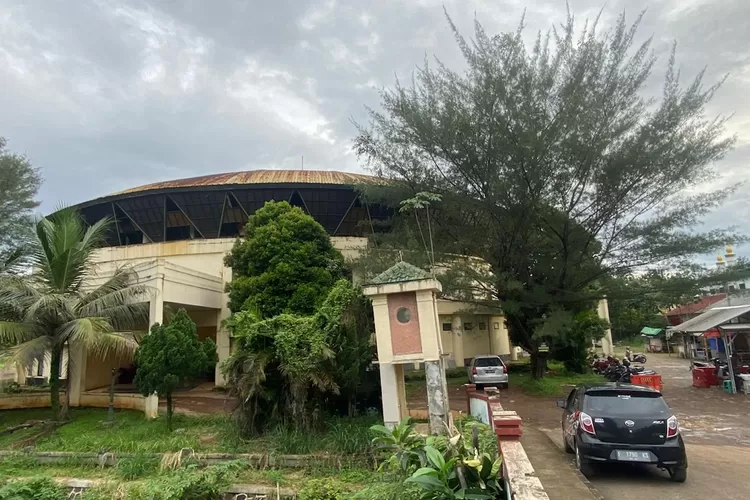 Kondisi Gedung Kesenian Kabupaten Bogor terbengkalai.  (ACHMAD KURNIAWAN/RADAR DEPOK)