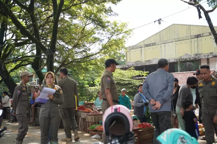 Satpol PP Kabupaten Bogor mensosialisasikan rencana penataan pada pedagang.  (ACHMAD KURNIAWAN/RADAR DEPOK)