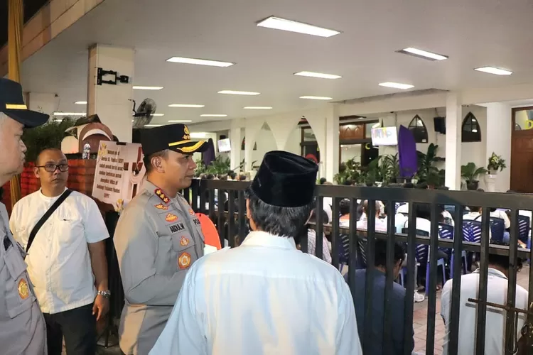 KESIAPSIAGAAN : Pengamanan Polres Metro Depok, dalam momentum pelaksanaan perayaan ibadah paskah di sejumlaj Gereja Kota Depok, Jumat (18/4) Pagi.  (RISKY DWI LESTARI/RADAR DEPOK)