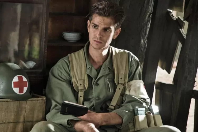Andrew Garfield sebagai Desmond T. Dos di film Hacksaw Ridge (imdb.com)