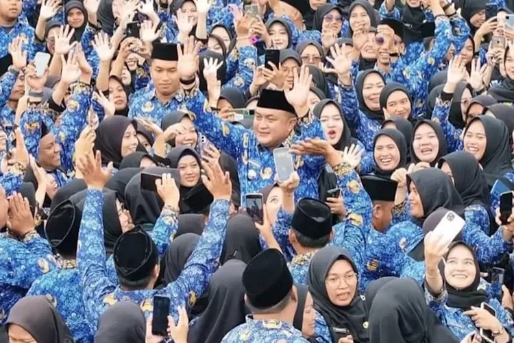 Bupati Rudy Susmanto ditengah-tengah para pegawai yang diangkat menjadi CPNS dan PPPK. ( IST)