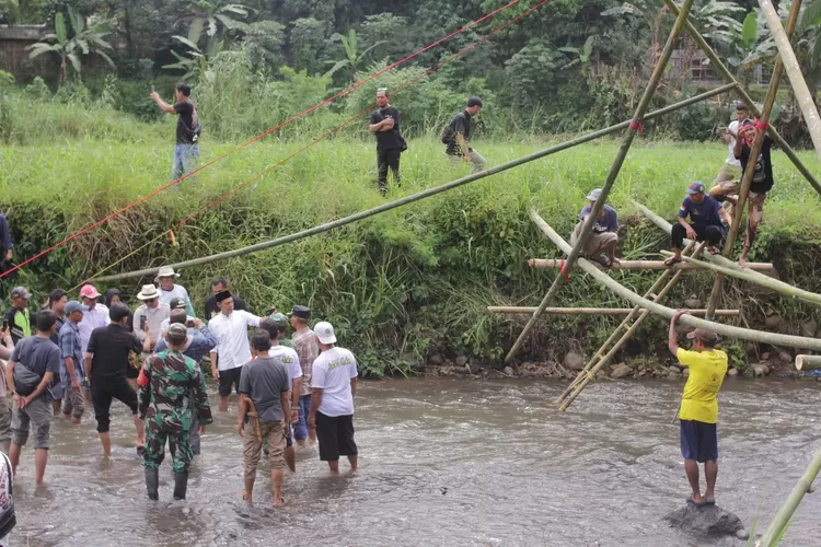Wabup Jaro Ade turun langsung ke Sungai Cihideung memantau pembangunan jembatan sementara.  (IST)