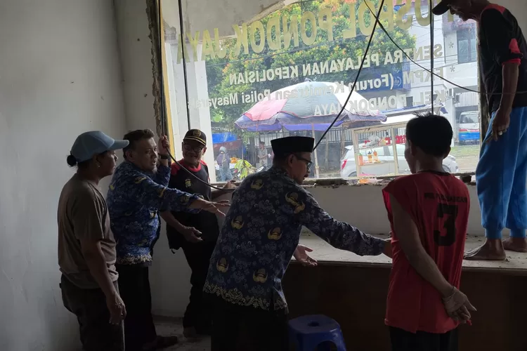 Lurah Pondokjaya, Denny Ferdian turun tangan dalam renonasi Kantor Pospol. (AGNESYA WIANDA/RADAR DEPOK)