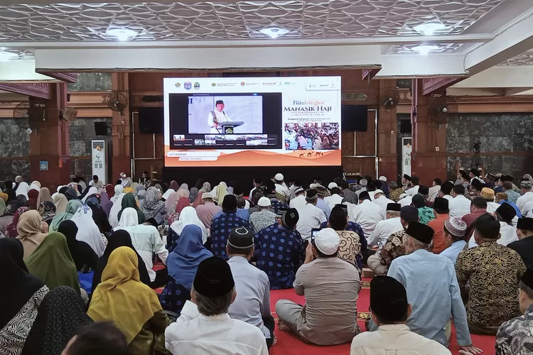 Calon jemaah haji 2025 asal Kota Depok ssat mengikuti bimbingan manasik haji nasional secara serentak di Balaikota Depok, Jalan Margonda Raya, Kecamatan Pancoranmas, Sabtu (21/4). (GERARD SOEHARLY/RADAR DEPOK)