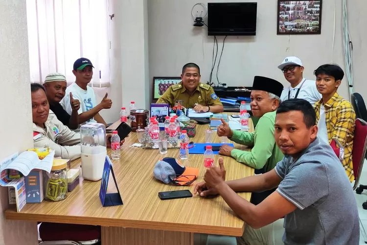Perwakilan kelurahan di Kecamatan Cinere mengadakan rapat koordinasi dalam menyelenggarakan Trofeo Cup Cinere, di ruangan Camat Cinere Mursalim Saimin, Senin (21/4). (RADAR DEPOK)