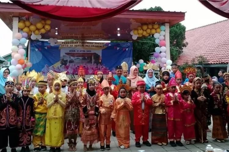 Foto bersama peserta didik SDN Mekarjaya 1, usai melaksanakan berbagai kegiatan peringatan Hari Kartini, Senin (21/4). (ISTIMEWA)