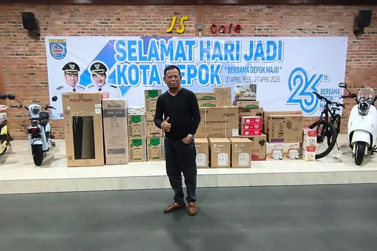 Haji Sarmili menunjukan ragam hadiah untuk jalan sehat. (RISKY DWI LESTARI/RADAR DEPOK)