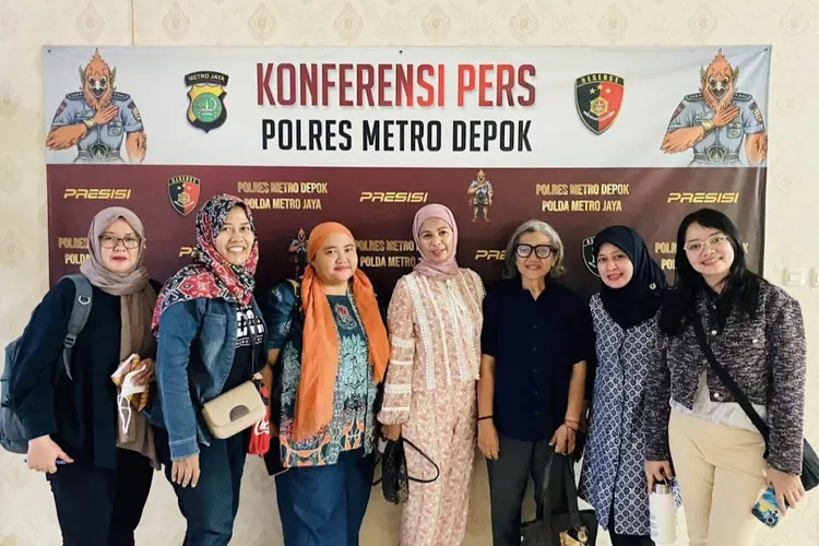 Sejumlah aktivis perempuan mendatangi Polres Metro Depok untuk melihat kelanjutan kasus dugaan asusila dengan tersangka Anggota DPRD Kota Depok, RK.