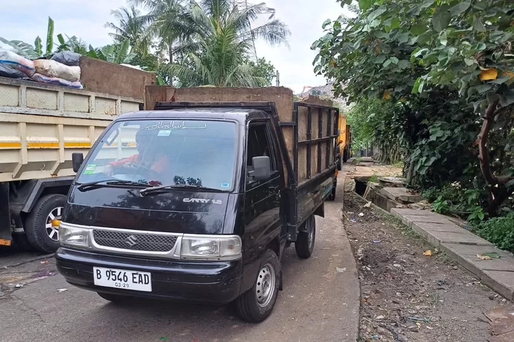 Pembuangan sampah oleh kendaraan plat hitam di TPA Cipayung.  (ANDIKA EKA/RADAR DEPOK)