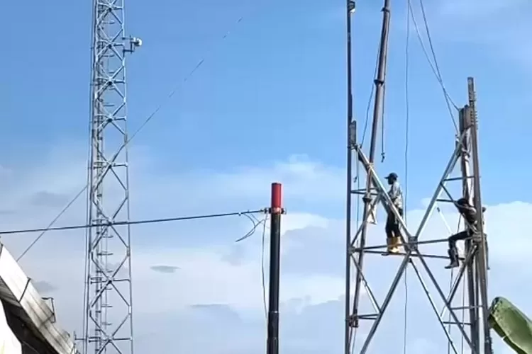 PENAMPAKAN : Keberadaan BTS Tower di RT2/5 Kelurahan/Kecamatan Pancoranmas, Senin (21/4). (RISKY DWI LESTARI/RADAR DEPOK)