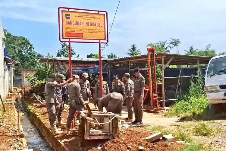 Penyegelan perumahan tak berizin di kawasan Pasir Putih, Kecamatan Sawangan, oleh Satpol PP dan DPMPTSP Kota Depok, Selasa (22/4). (RISKY DWI LESTARI/RADAR DEPOK)