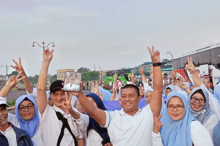 Ketua KOOD Kecamatan Bojongsari, Abdul Kodir saat memegang telepon genggam yang sedang tersambung panggilan video dengan Walikota Depok, Supian Suri untuk melepas keberangkatan. (GERARD SOEHARLY/RADAR DEPOK)