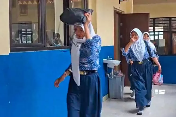 Suasana saat siswa SMPN 29 Depok melaksanakan kegiatan simuliasi mitigasi bencana di area sekolahnya yang terletak di Jalan Raya Cipayung, Kelurahan/Kecamatan Cipayung.  (ANDIKA EKA/RADAR DEPOK)