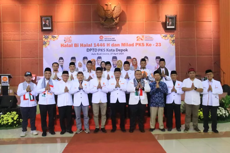 Foto bersama jajaran PKS Kota Depok, usai melaksaakan kegiatan Halal Bi Halal dan Tasyakuran Milad ke-23, di Hotel Bumi Wiyata, Kecamatan Beji, Minggu (27/4). (ANDIKA EKA/RADAR DEPOK)