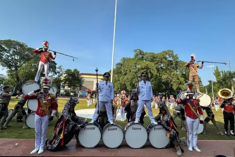 MERIAH : Walikota dan Wakil Walikota Depok, Supian Suri dan Chandra Rahmansyah, saat menghadiri perayaan Hari Ulang Tahun (HUT) ke-26 Kota Depok, Minggu (27/4). (ALDY RAMA/RADAR DEPOK)