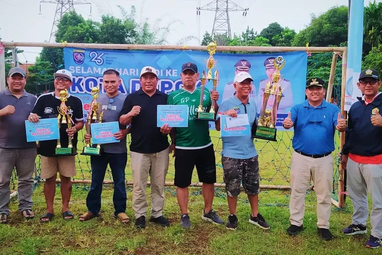 Camat Cinere Mursalim Saimin (dua dari kanan) didampingi LPM Gandul Boy Iskandar (empat dari kiri) dan Plt Lurah Gandul Syafrudin (paling kiri) memberikan piala Trofeo Cup Cinere. (RADAR DEPOK)