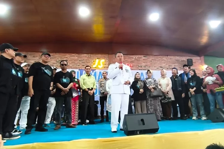 Walikota Depok, Supian Suri menghadiri jalan sehat di Balai Sarmili, Sukmajaya, Minggu (27/4). (JUNIOR/RADAR DEPOK)