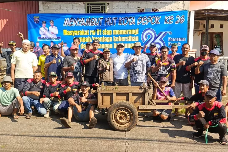 KOMPAK : Sejumlah warga RW1 Duren Mekar, Kecamatan Bojongsari, Kota Depok, menunjukan kekompakan dengan foto bersama usai melakukan normalisasi drainase, Minggu (27/4/2025). (ALDY RAMA/RADAR DEPOK)