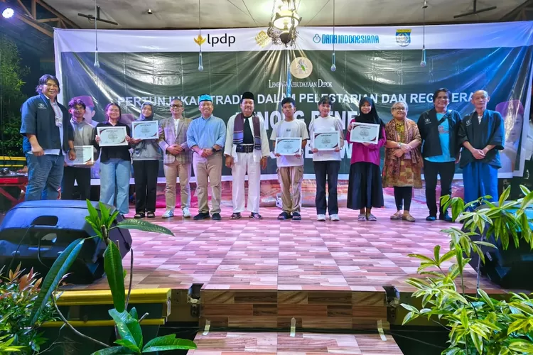 Walikota Depok, Supian Suri (peci motif biru) bersama Anggota DPR RI Nuroji (peci hitam) dan pengiat seni budaya di Waroeng Betawi Ngoempul, Beji, Depok, Sabtu (26/4). (RISKY DWI LESTARI/RADAR DEPOK)