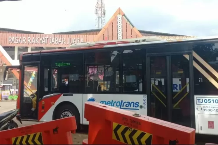 FASILITAS : Bus Trans Jakarta terparkir di Pasar Rakyat Jabar Juara Sawangan, Kota Depok. (INSTAGRAM @Buswayfansclub)
