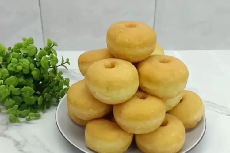 Resep dan langkah membuat donat kentang yang empuk dan anti gagal  (Tangkapan layar Youtube CR COOK)