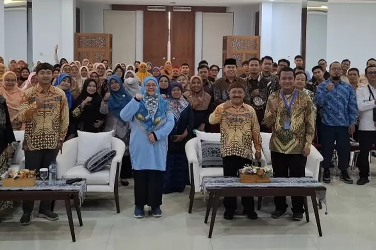 Foto bersama usai pelaksanaan MGMP PPKn di Aula Sekolah Al Azhar GDC, Kota Depok. (DOKUMEN DISDIK DEPOK)