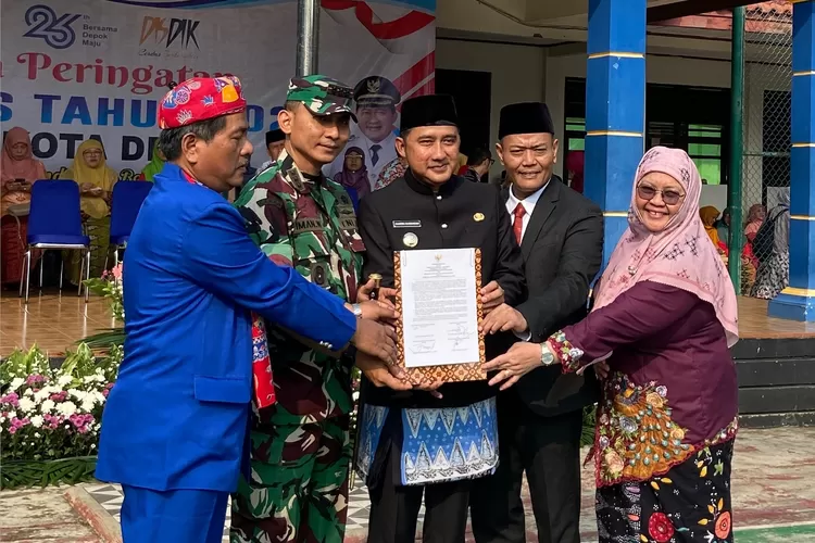 Pelaksanaan upacara Peringatan Hardiknas 2025 di SMP Negeri 2 Depok, Jumat (2/5).  (ANDIKA EKA/RADAR DEPOK)