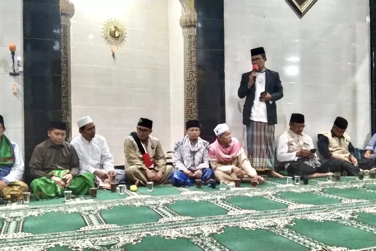 Sekretaris Kelurahan Serua, Kecamatan Bojongsari, Komarudin, (kanan) dalam giat subuh keliling di musala Al-Karomah RT2/2 Kelurahan Serua, Kecamatan Bojongsari, Jumat (3/5).  (RISKY DWI LESTARI/RADARDEPOK)