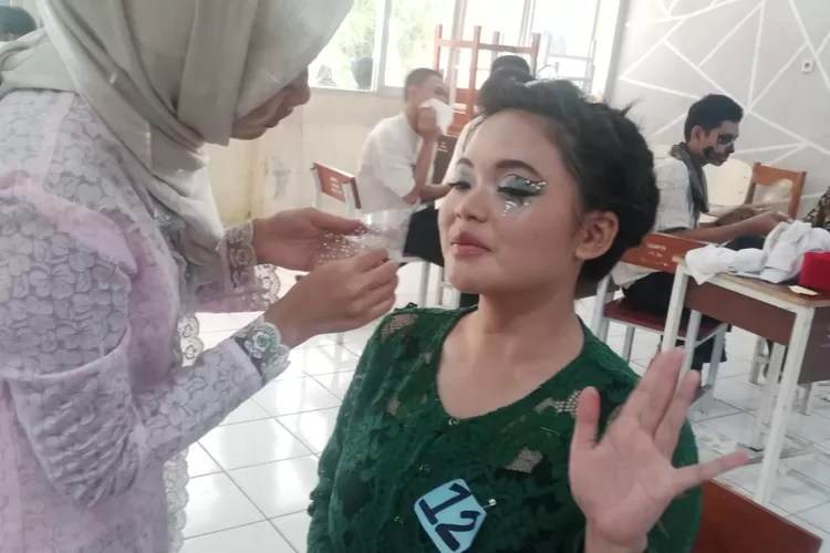 Pelaksaan berbagai lomba dalam peringatan Hardiknas 2025, di lingkungan SMKN 2 Depok, yang terletak di Jalan Abdul Wahab, Kelurahan/Kecamatan Sawangan, beberapa waktu lalu. (ANDIKA EKA/RADAR DEPOK)