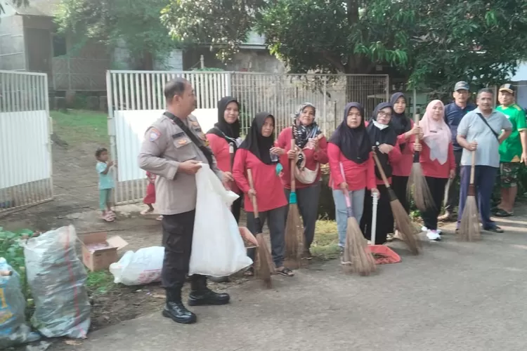 PEDULI : Aparatur Kelurahan Cinangka dalam Kegiatan Jumat Bersih (Jumsih) di beberapa titik Kelurahan Cinangka, Kecamatan Sawangan, Jumat (3/5).  (RISKY DWI LESTARI/RADARDEPOK)