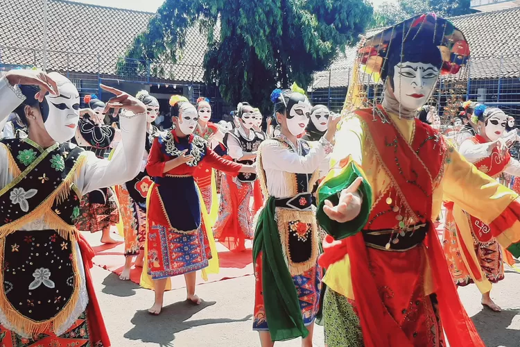 Penampilan tarian topeng cisalak khas Kota Depok, pada Gebyar P5 SMPN 1 Depok. (ANDIKA EKA/RADAR DEPOK)