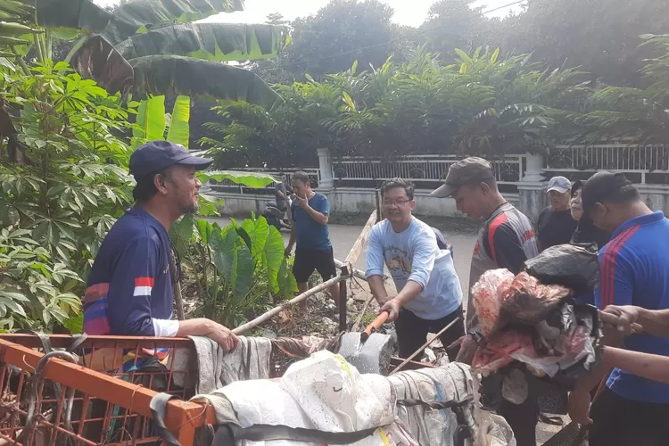 KOMPAK : Camat Beji, Hendar Fradesa (kiri) turun langsung mengikuti aksi Jumat Bersih (Jumsih) dalam rangka HUT ke-26 Kota Depok, Jumat (2/5).  (RISKY DWI LESTARI/RADARDEPOK)