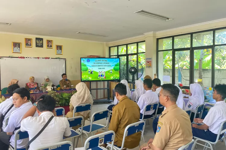 Proses verifikasi lapangan calon sekolah Adiwitaya 2025 tingkat kota, di SMPN 26 Depok. (ANDIKA EKA/RADAR DEPOK)