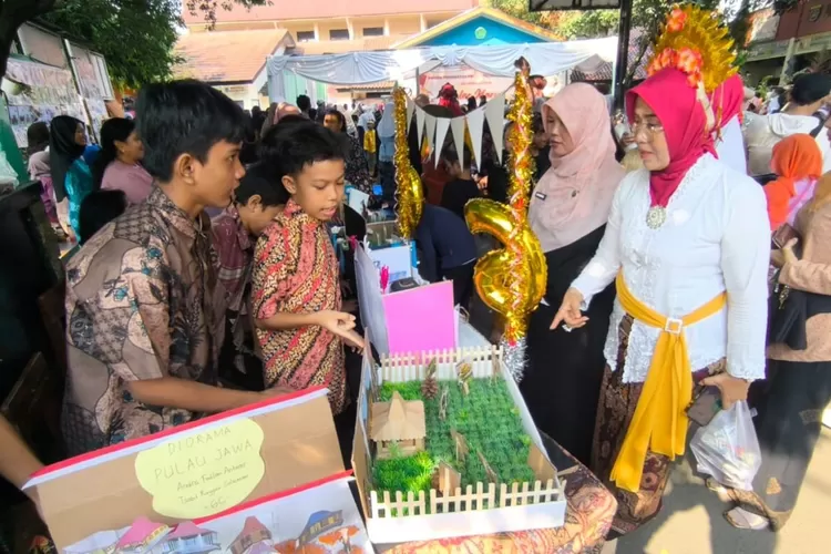 Kepala SDN Mekarjaya 11, Nana Marlina (hijab pink) memantau hasil karya siswa dalam kegiatan P5, beberapa waktu lalu. (DOKUMEN SEKOLAH)