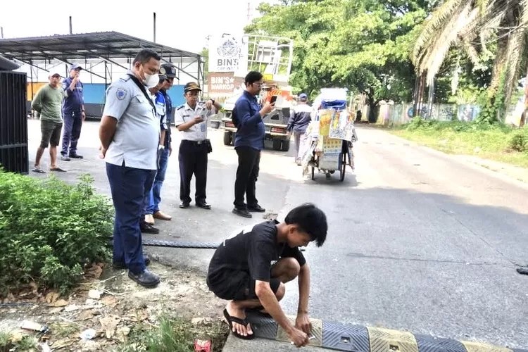 BONGKAR : Aparatur pemerintah dan Dishub Kota Depok dalam Pembongkaran polisi tidur Jalan Abdul Wahab penghubung Kelurahan Cinangka dan Kelurahan Kedaung, Kecamatan Sawangan, Selasa (6/5) siang.  (RISKY DWI LESTARI/RADAR DEPOK)