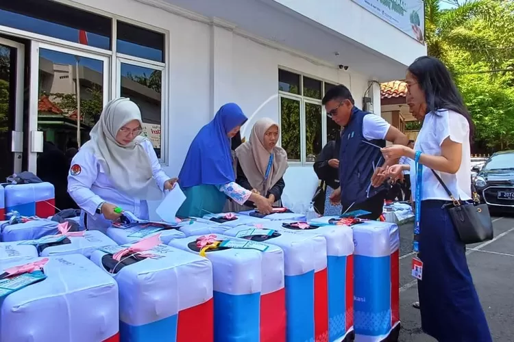 Penyerahan koper jamaah haji kloter 12, di halaman kantor Kemenag Kota Depok, Senin (5/5). (ANDIKA EKA/RADAR DEPOK)