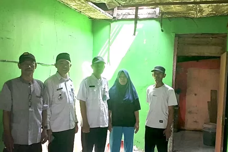 Aparatur Kelurahan Mampang didampingi Ketua RT RW dan pemilik rumah saat meninjau langsung rumah yang terkena bencana angin puting beliung di RT1/10, Kelurahan Mampang, Kecamatan Pancoranmas, Rabu (7/5/2025).  (RISKY DWI LESTARI/RADARDEPOK)