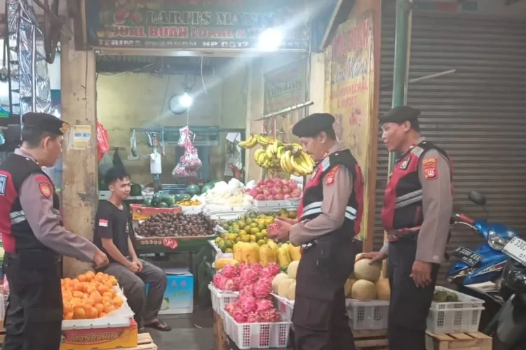 Iptu Bambang Waskito, bersama personel melakukan patroli dialogis di Pasar Tugu, Kelurahan Tugu, Kecamatan Cimanggis, Kota Depok, Rabu (7/5). (DOKUMEN POLSEK CIMANGGIS)