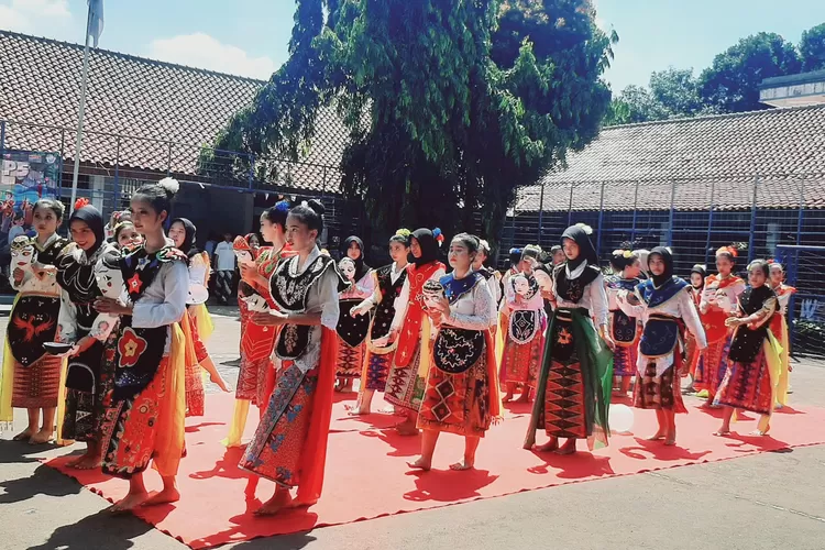 Siswa saat memetaskan tarian pada Pagelaran P5 di SMPN 1 Depok, beberapa waktu lalu. (ANDIKA EKA/RADAR DEPOK)