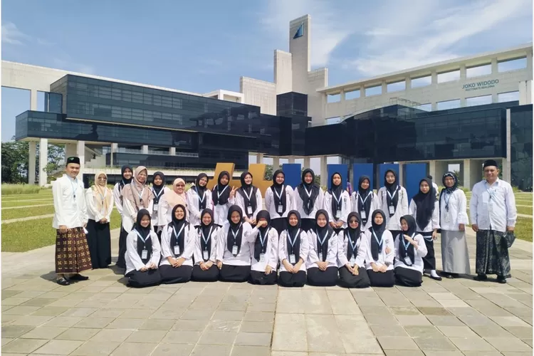 Foto bersama santri Pesantren Al-Hamidiyah saat Launching Gerakan Tanam Sejuta Pohon Matoa dan Peletakan Batu Pertama Pesantren Pesantren Istiqlal Internasional Indonesia, di UIII Depok. (DOKUMEN PESANTREN AL-HAMIDIYAH)