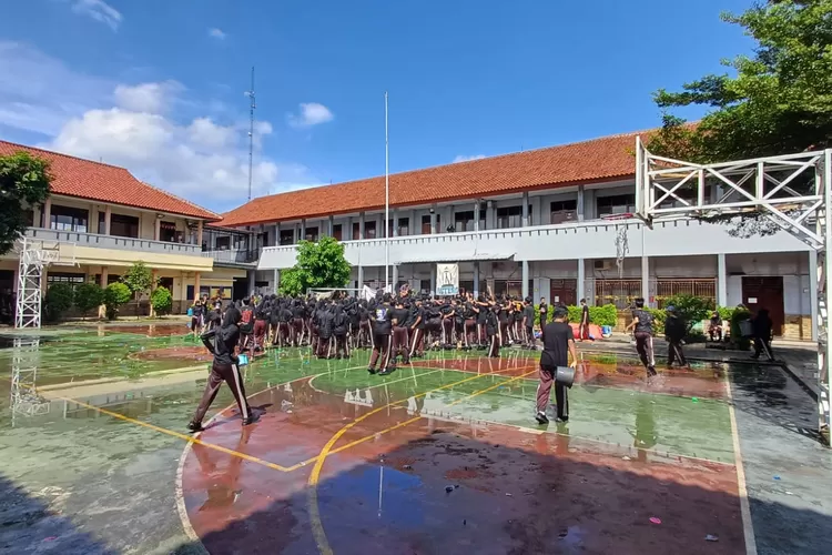 ILUSTRASI : para siswa SMAN 6 Depok yang sedang melaksanakan kegiatan di lapangan sekolah yang terletak di Jalan Limo Raya, Kelurahan Meruyung, Kecamatan Limo. (ANDIKA EKA/RADAR DEPOK)