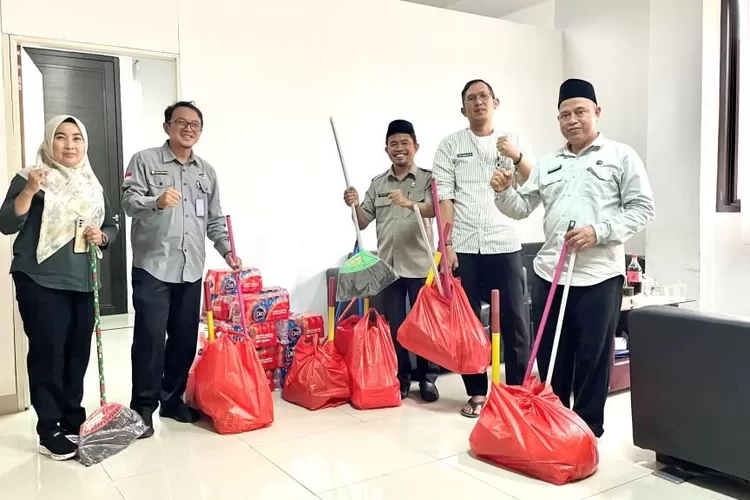 BANTUAN : Aparatur Kelurahan Pondok Petir saat memberikan cendera mata berupa ATK dan alat kebersihan ke 19 Posyandu dan Posbindu se Kelurahan Pondok Petir, Kecamatan Bojongsari, Selasa (6/5/2025).  (RISKY DWI LESTARI/RADAR DEPOK)