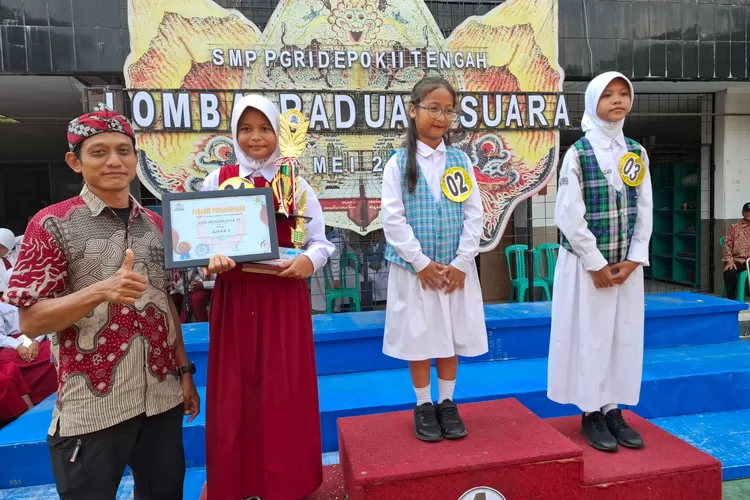 Tim Padus SDN Mekarjaya 20 terima piala ajang kopetisi Poreseni tingkat Kota Depok, di SMP PGRI Depok II Tengah. (ANDIKA EKA MAULANA/RADAR DEPOK)