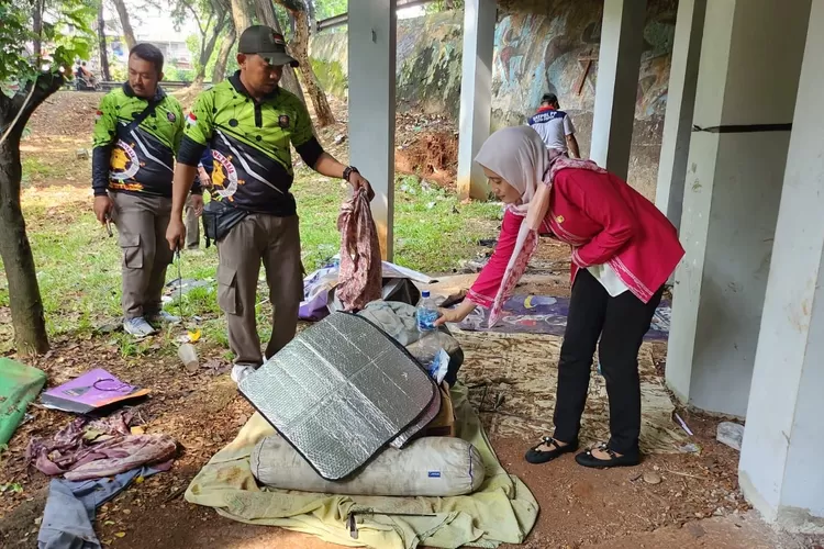 Kecamatan Beji bersama Satuan Polisi Pamong Praja (Satpol PP) Kota Depok, yang tengah membenahi tempat singgah tunawisma di bawah kolong tugu selamat datang kota depok, Jalan Margonda Kelurahan Kemiri Muka, Kecamatan Beji, Jumat (9/10).  (RISKY DWI LESTARI/RADAR DEPOK)