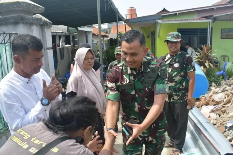 Dandim) 0508/Depok, Kolonel Inf Iman Whidhiarto saat meninjau langsung pengerjaan RTLH program TMMD ke-124 di Kelurahan Harjamukti, Kecamatan Cimanggis, Kota Depok, Jumat (9/5). (AGNESYA WIANDA/RADAR DEPOK)
