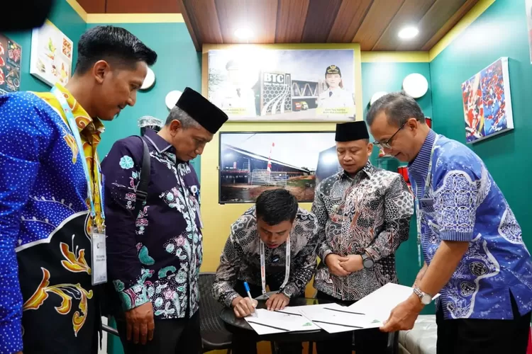 SINERGI : Pemkot Depok saat menandatangani MoU (kerjasama) dengan Pemkot Blitar, Jawa Timur, terkait ketahanan pangan antar daerah disela-sela Munas ke-VII APEKSI 2025 Surabaya, Kamis (8/5). (PEMKOT DEPOK)