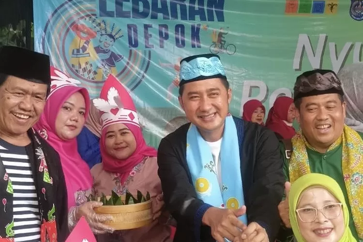 KOMPAK : Hari kedua Lebaran Depok 2025, dikemas tradisi nyuci perabotan, di Rumah Budaya, Rawa Denok, Kecamatan Pancoran Mas, Senin (12/5).  (RISKY DWI LESTARI/RADARDEPOK)